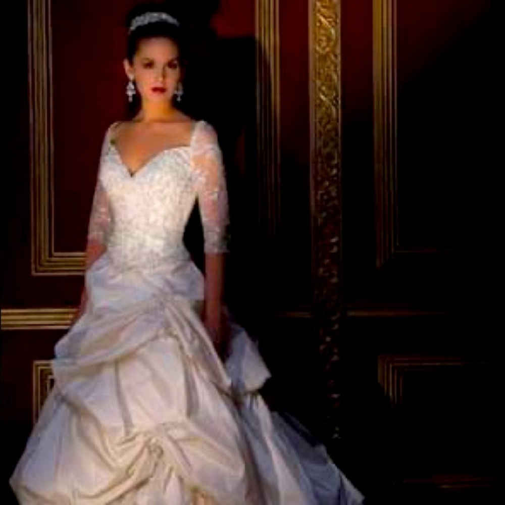 Never worn Demetrios wedding dress